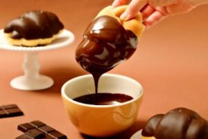 ［PR TIMES］【流行ハイブリッド塩パン】「ハートブレッドアンティーク」より“カリッじゅわ～”な塩パン×チョコの甘じょっぱさを楽しめる『チョコ塩パン』が新登場！香ばしさがクセになる『プレッツェル塩パン』も同日発売！