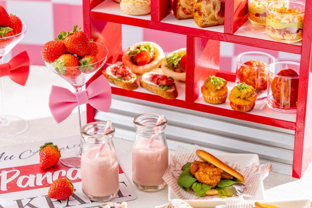 ［るるぶ&more.］【ヒルトン東京】アメリカン50sといちごがテーマ！パンが主役のアフタヌーンティー 「ストロベリー プティ・ブーランジェリー」