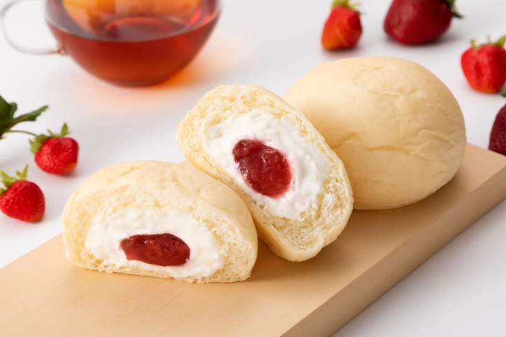 ［PR TIMES］ファミリーマート限定「冷やして食べる 白いくりーむパン 福岡あまおういちご」1月6日（火）より「ファミマの白をまとったいちご狩りⓇ」フェア対象商品で販売開始