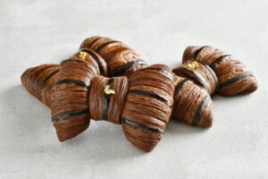 【PR TIMES】【ホテルニューグランド】サクサク食感にたっぷりのチョコレートが相性抜群な可愛い新作デニッシュ「ショコラリボンデニッシュ」