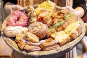 【るるぶmore.】ワンコインで30種類以上のパンが食べ放題に♪「パンとビストロ 高円寺FLAT」のおしゃれランチ