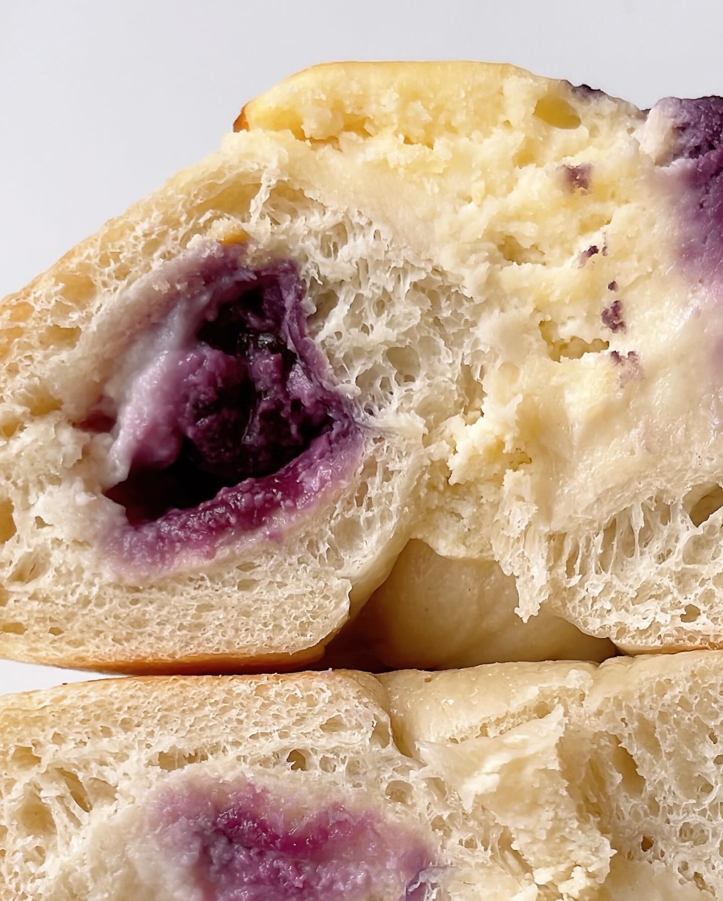 RETOZE BAKERYのブルーベリーチーズケーキの断面写真です。むちっとしています。