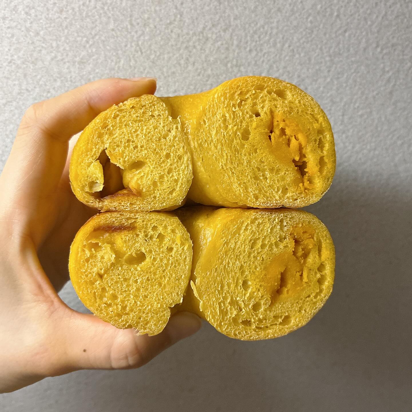 べーぐる屋 自家製酵母ぱんroll　かぼちゃプリン断面