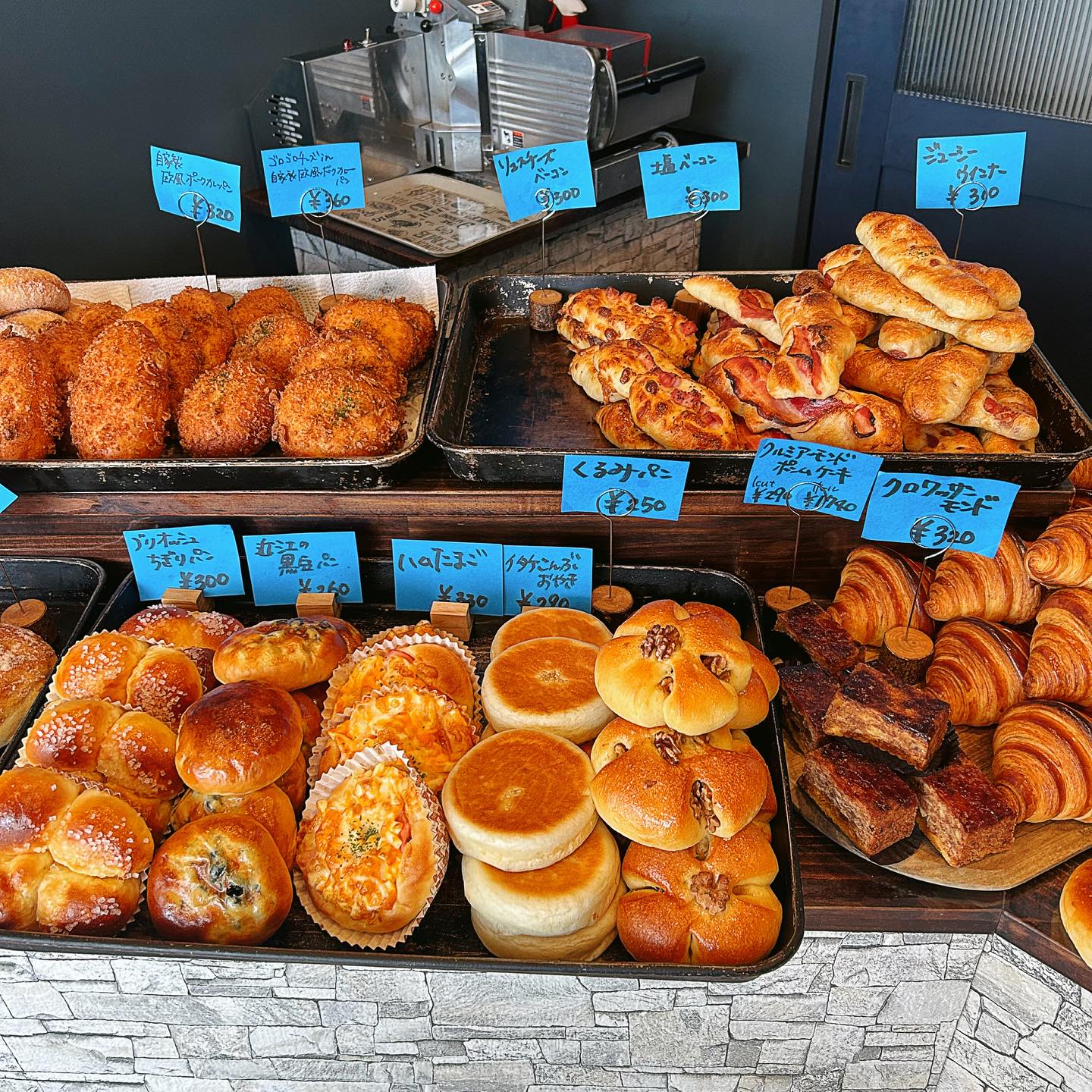 大阪府東大阪市西石切町にあるBakery YORI  新石切の店内写真。陳列棚に商品がずらっと並んでいる。