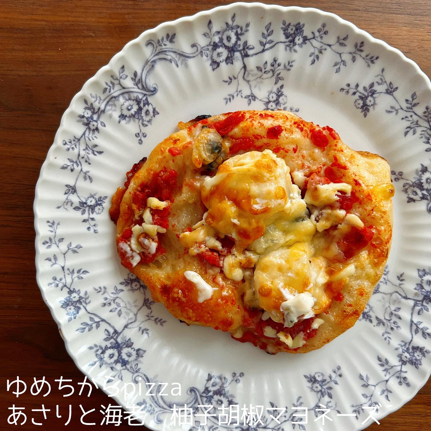 大阪府東大阪市西石切町にあるBakery YORI  新石切のパンの写真。
「ゆめちからpizza あさりと海老、柚子胡椒マヨネーズ」を上から見たところ。