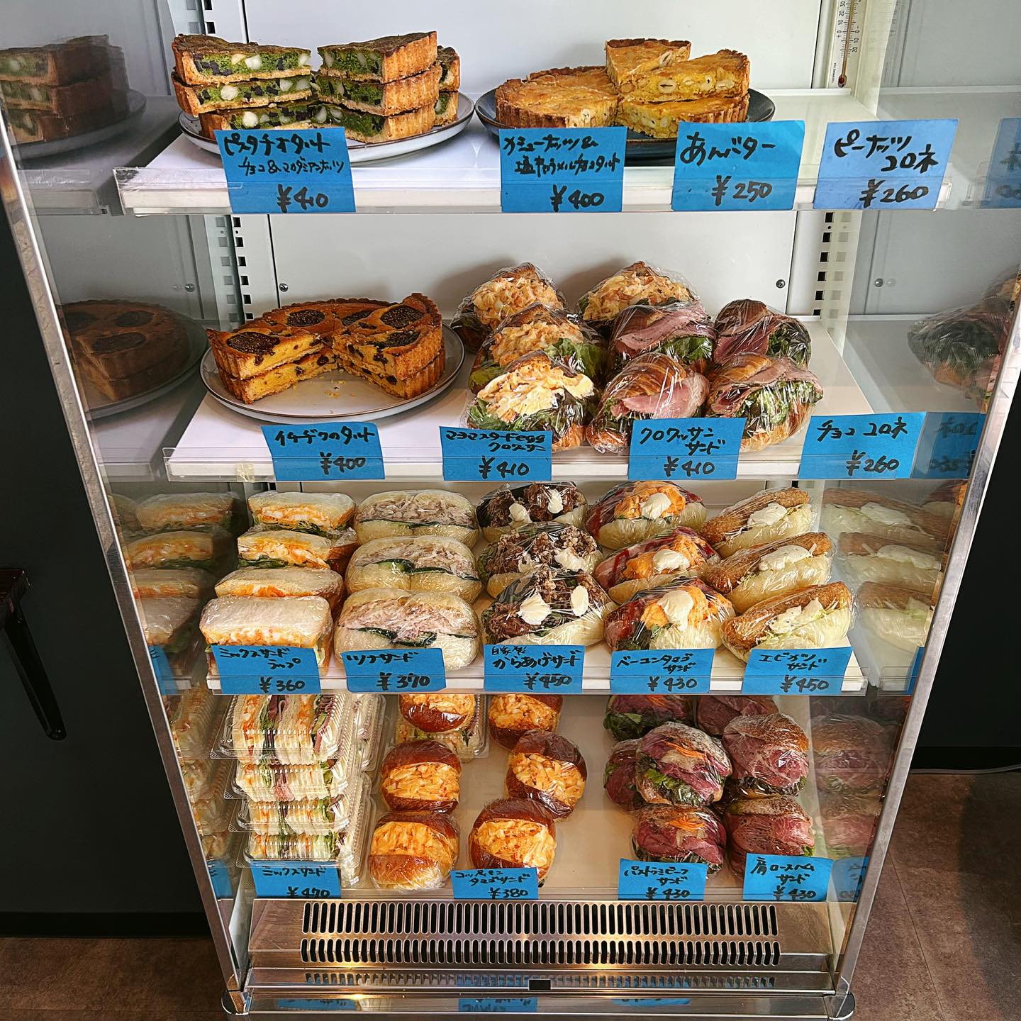 大阪府東大阪市西石切町にあるBakery YORI  新石切の店内写真。冷蔵ケースにタルトやサンドイッチが並んでいる。