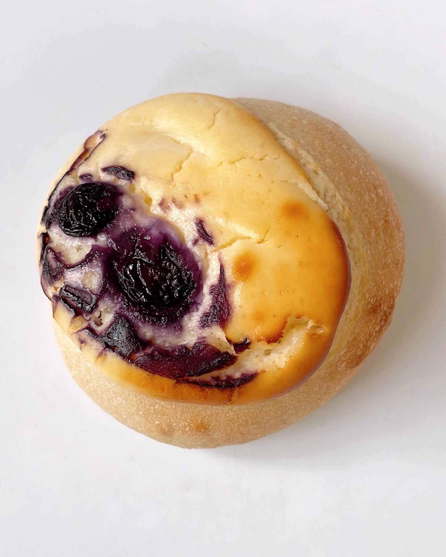 RETOZE BAKERYのブルーベリーチーズケーキを上から見た写真です。