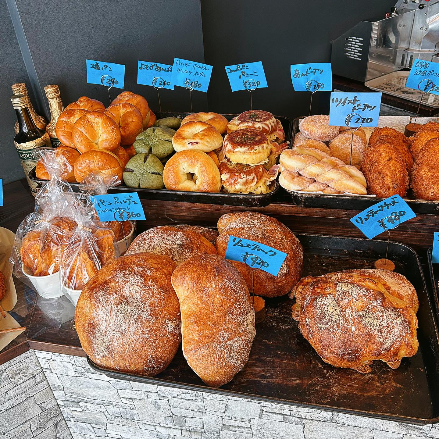 大阪府東大阪市西石切町にあるBakery YORI  新石切の店内写真。陳列棚に商品がずらっと並んでいる。