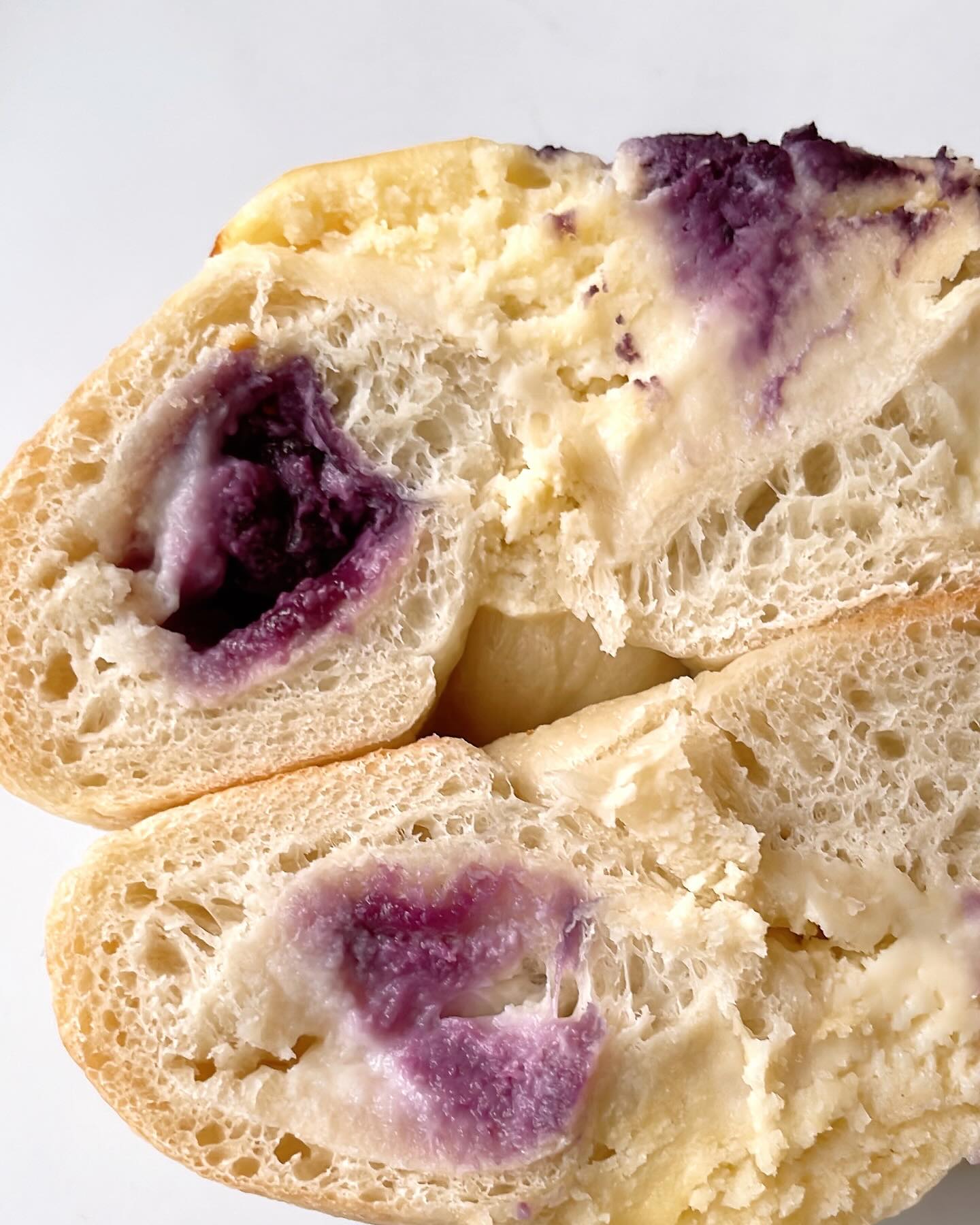 RETOZE BAKERYのブルーベリーチーズケーキの断面写真です。
