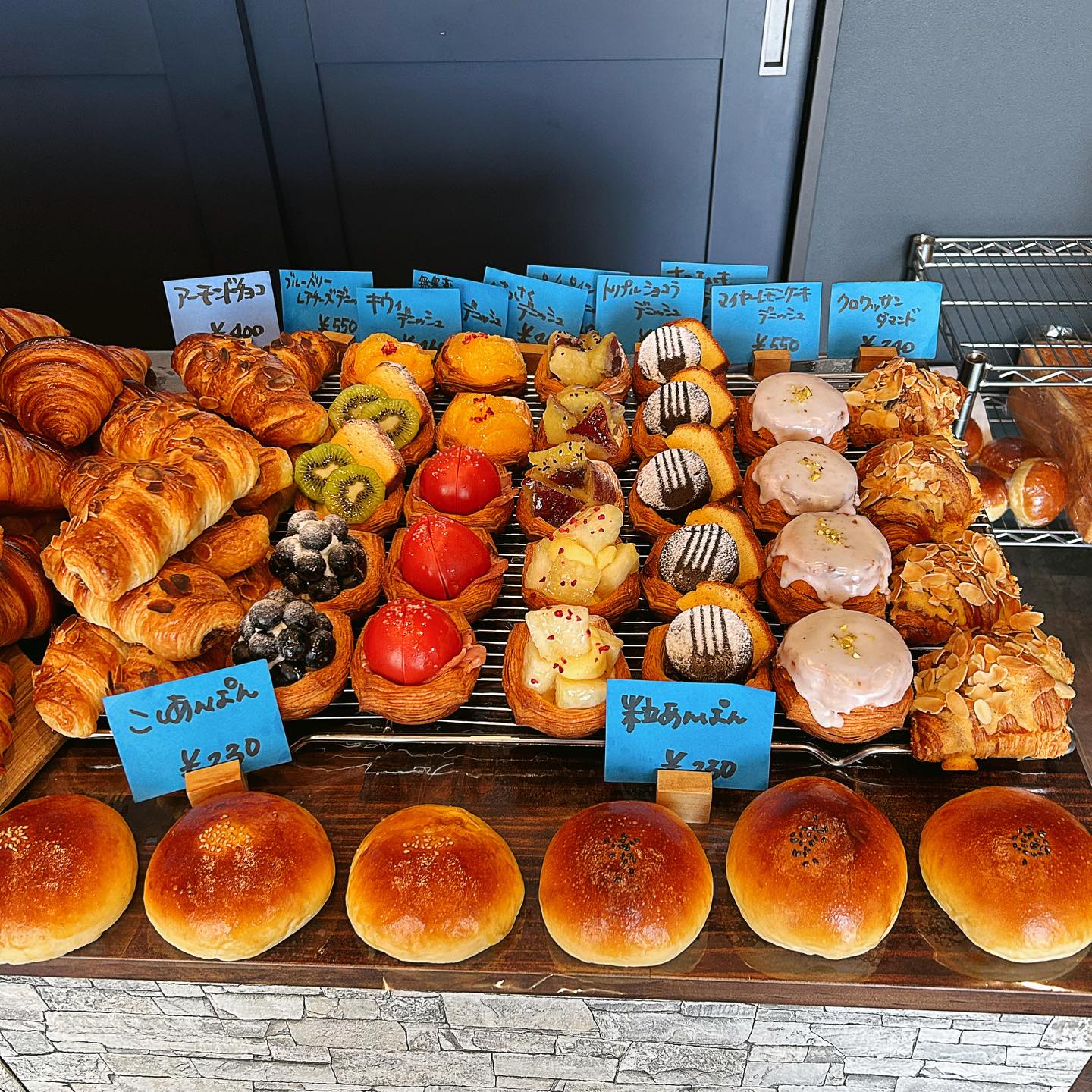 大阪府東大阪市西石切町にあるBakery YORI  新石切の店内写真。陳列棚に商品がずらっと並んでいる。