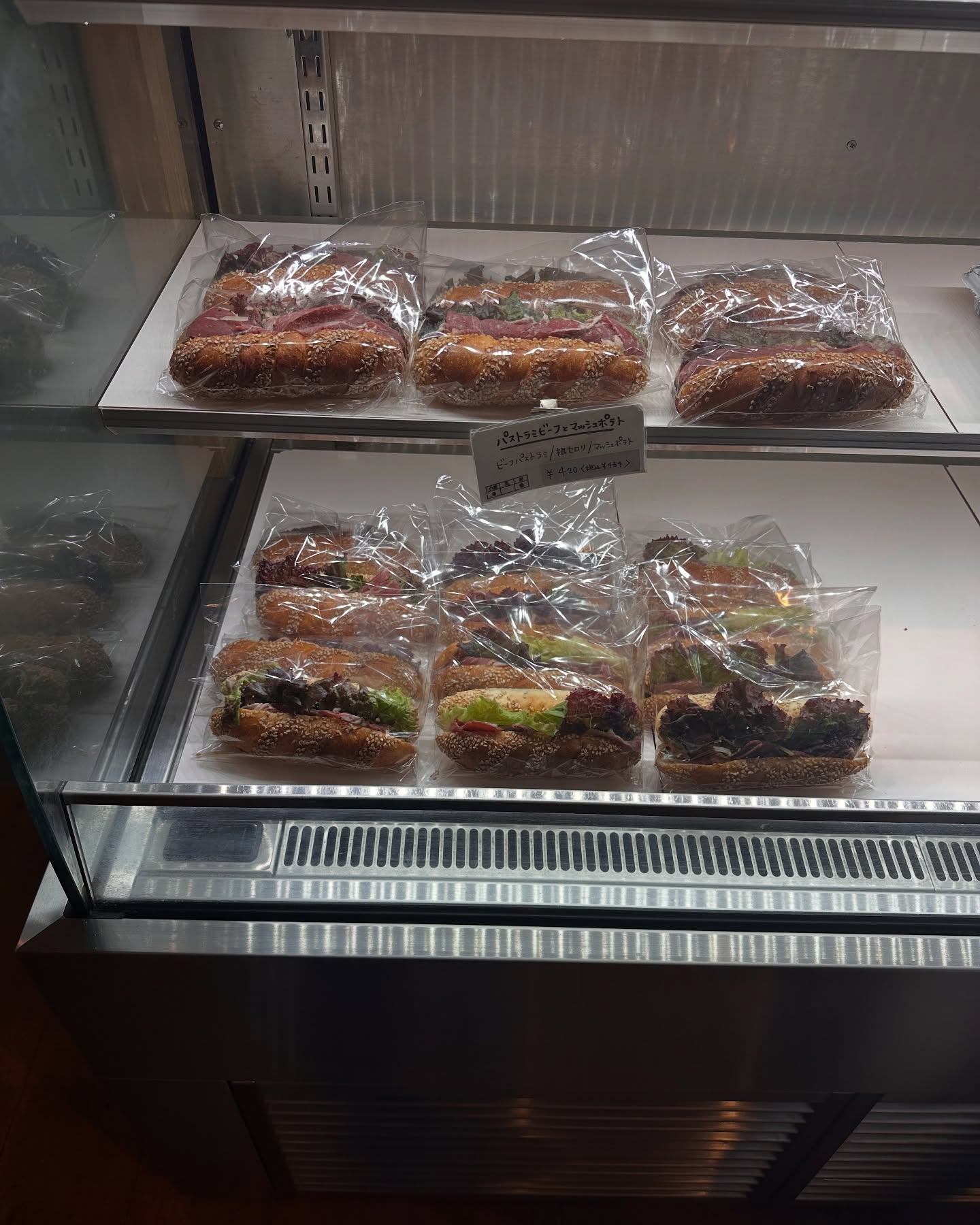 日本の福岡市のシェ・サガラさんの冷蔵ケースのパンの写真。