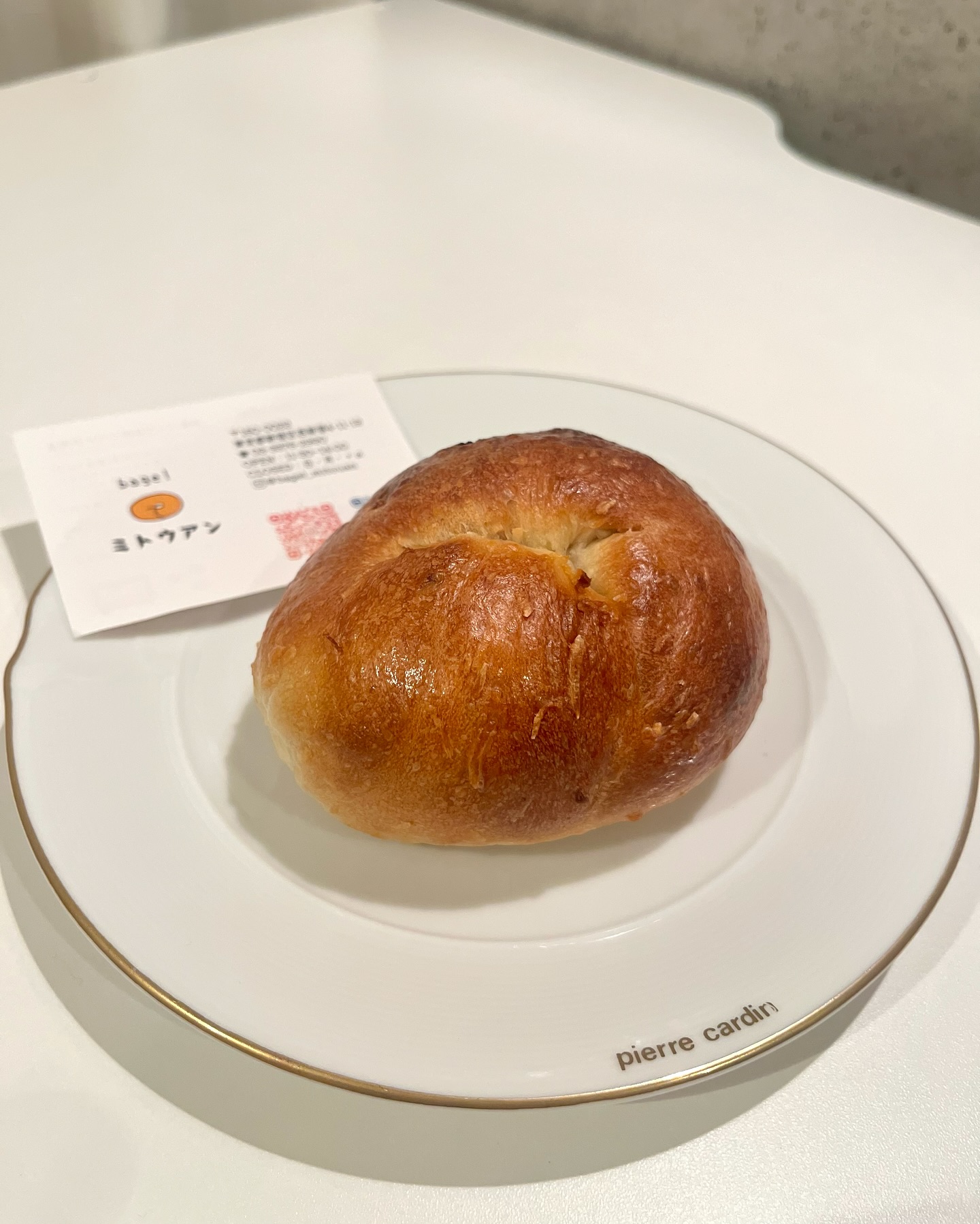 日本の東京都西新宿にあるミトウアンさんのパン。レモンココナッツのベーグルを遠目から見た写真。