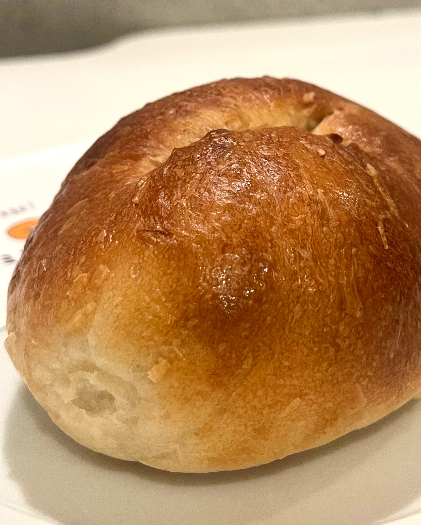 日本の東京都西新宿にあるミトウアンさんのパン。レモンココナッツのベーグルのアップ写真。