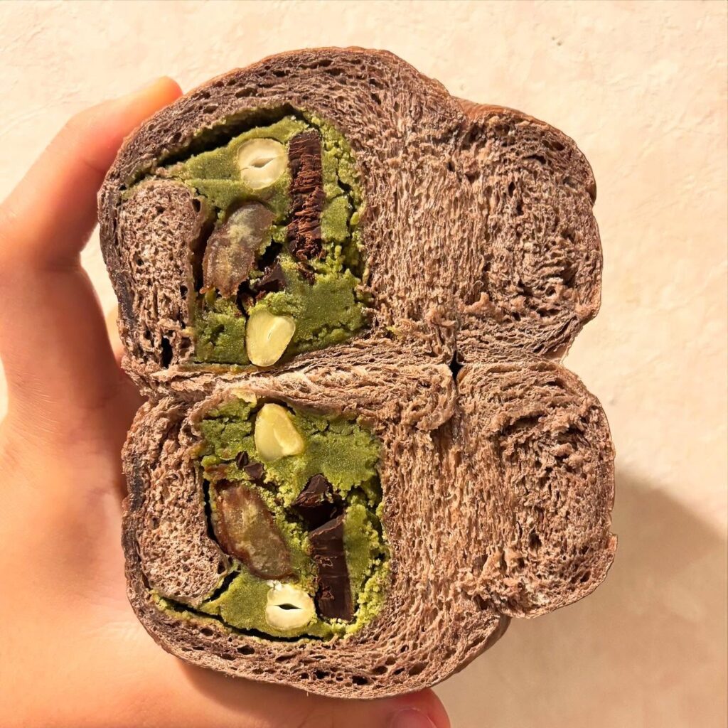 モモチカベーグル　栗ナッツ抹茶ショコラ断面