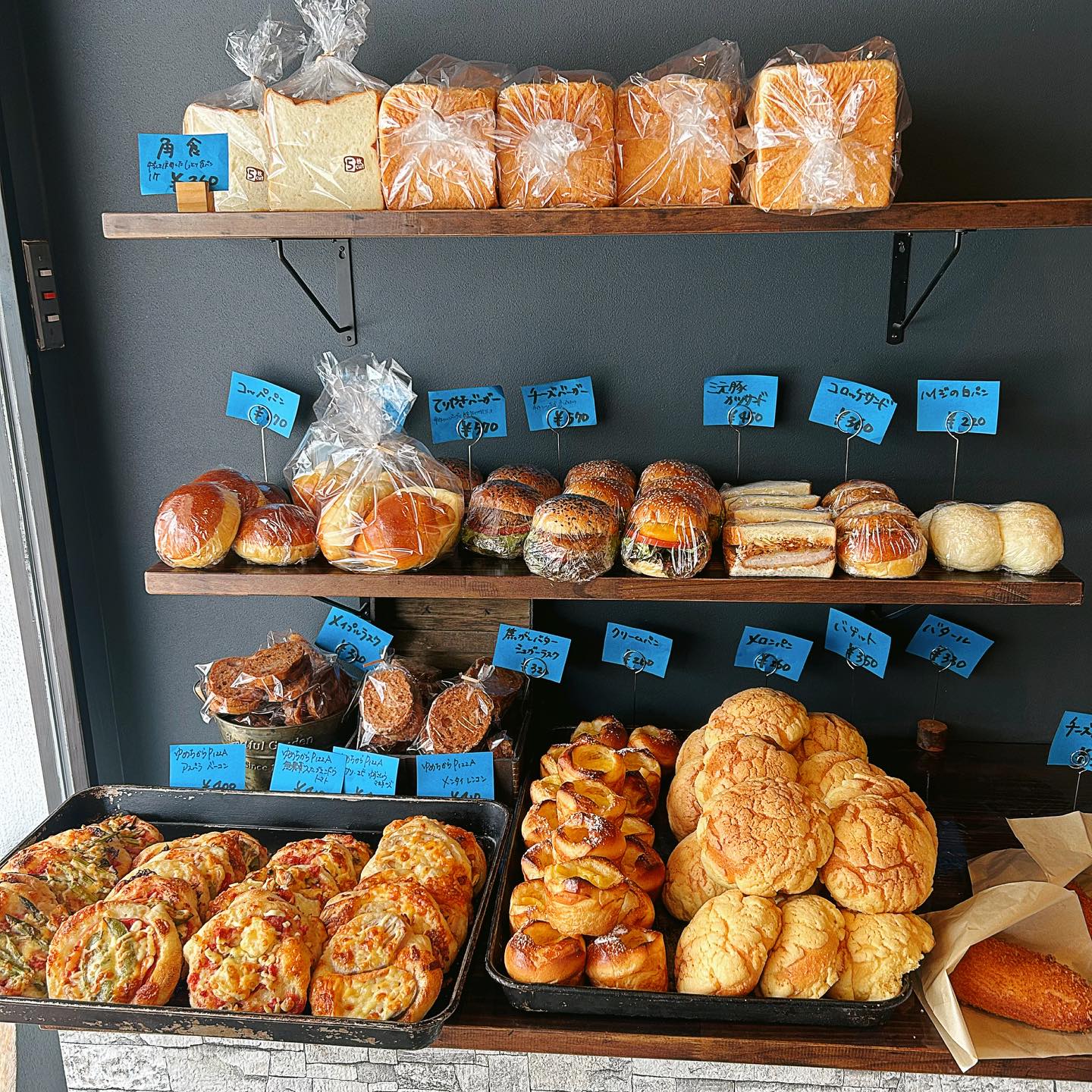 大阪府東大阪市西石切町にあるBakery YORI  新石切の店内写真。棚に商品がずらっと並んでいる。