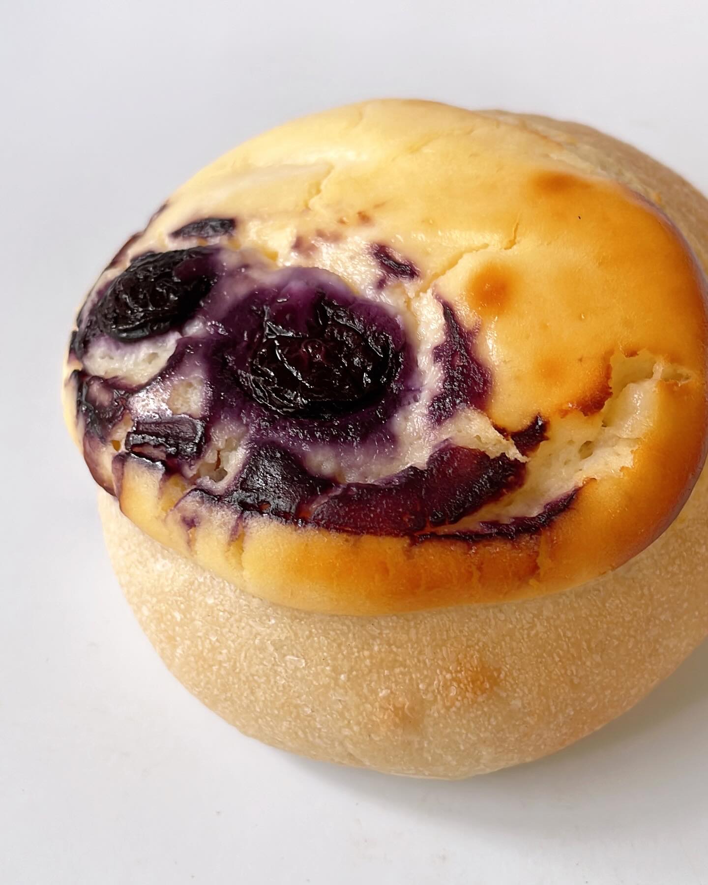 RETOZE BAKERYのブルーベリーチーズケーキのアップ写真です。
