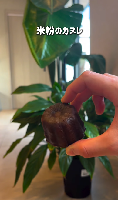 日本の千葉県松戸市にあるベーカリーカフェ三日月のパン。米粉のカヌレの写真。