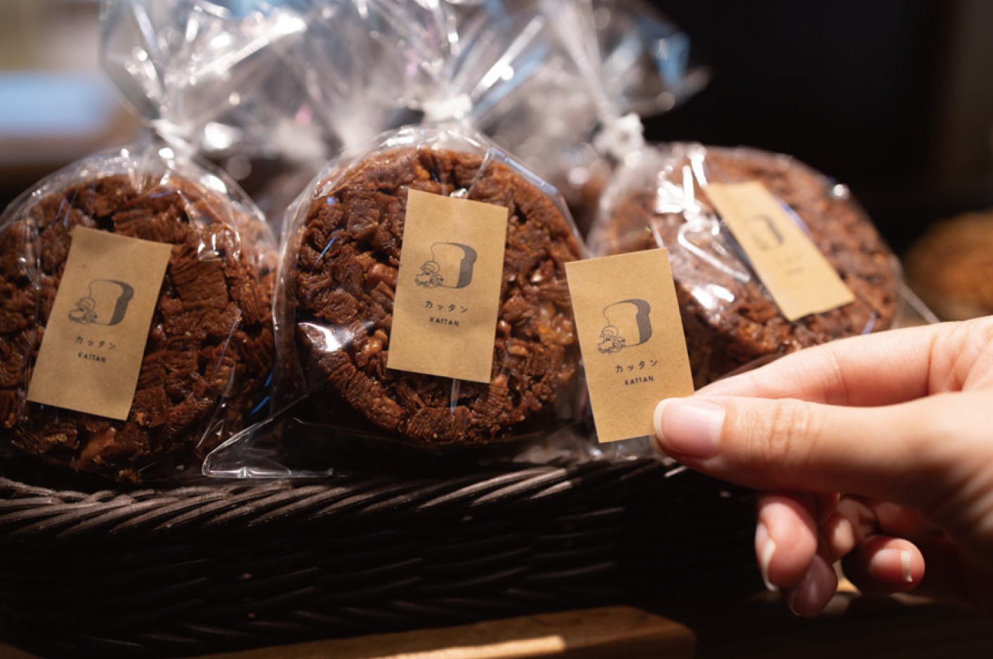 ピータッチで作成したラベルをパンの袋に貼った例。
クラフトのラベルに茶色のインクでロゴと店名で印刷している。
