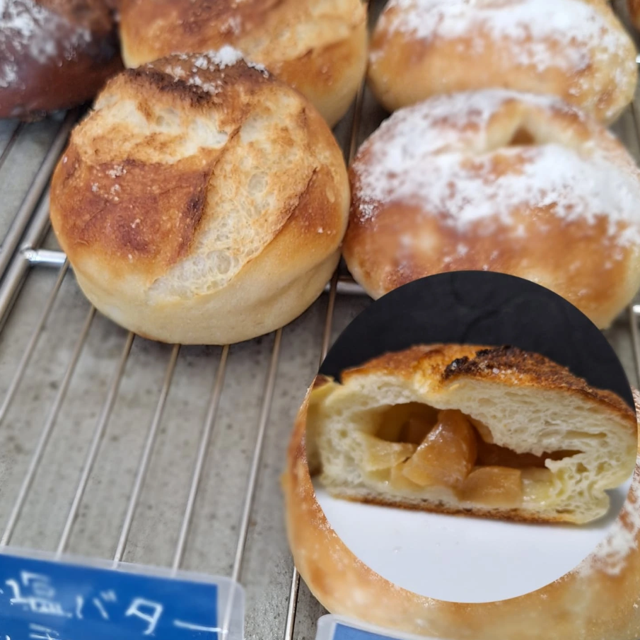 日本の千葉県市川市にあるパン屋さん、パンフロレゾン⁡のパン。
りんごの塩バターフォカッチャが並んでいる写真と、りんごの塩バターフォカッチャの断面写真。