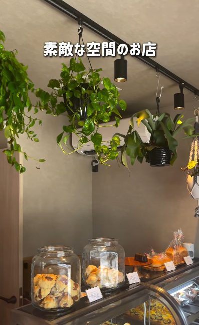 日本の千葉県松戸市にあるベーカリーカフェ三日月の店内写真。