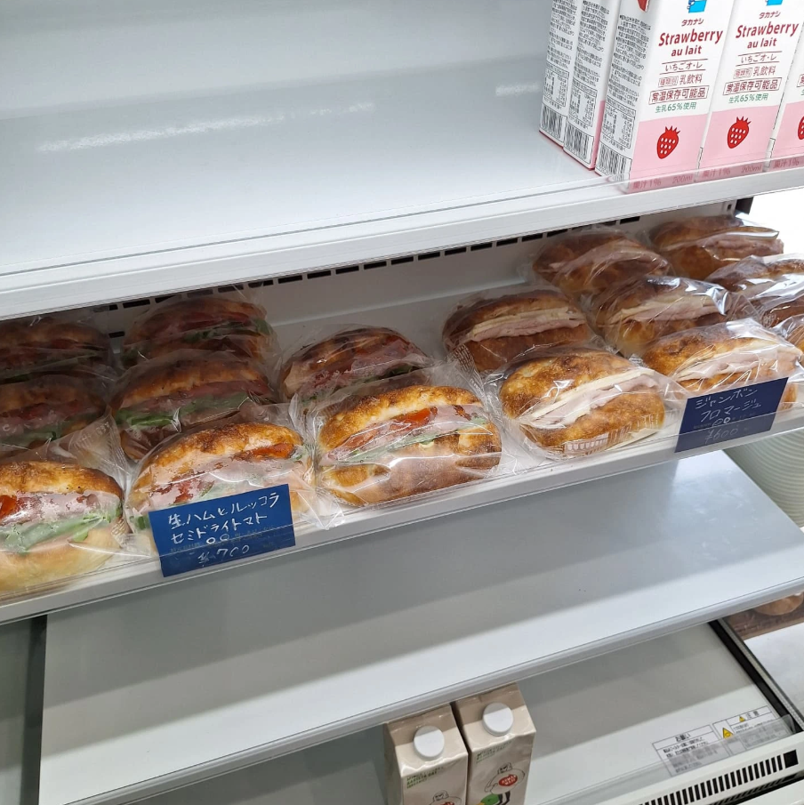 日本の千葉県市川市にあるパン屋さん、パンフロレゾン⁡の店内写真。
生ハムとルッコラセミドライトマト、とジャンボンフロマージュが並んでいる。