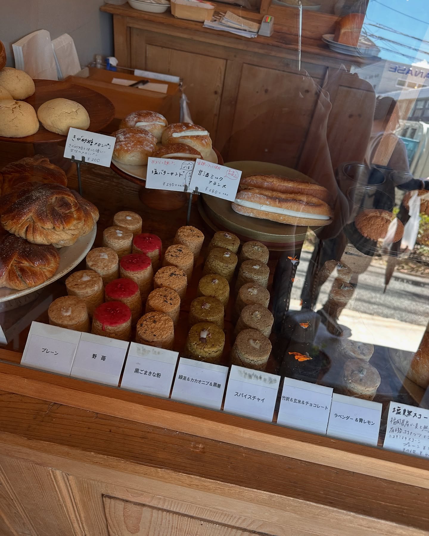 日本の福岡県福岡市にあるパン屋、lomaのパンの写真。