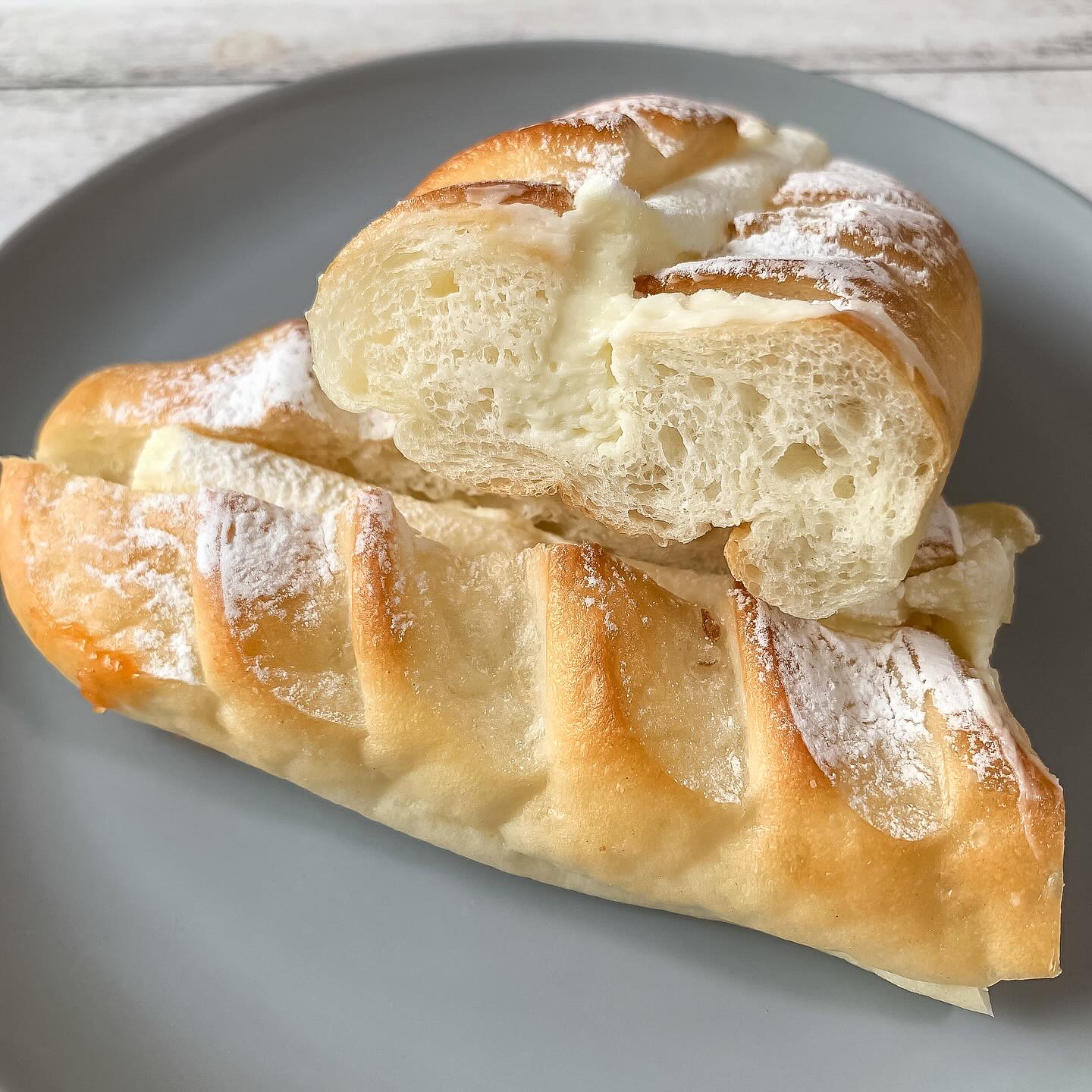 日本の大阪・西天満にあるCC Bakeryのパン。練乳クリームサンドの写真。