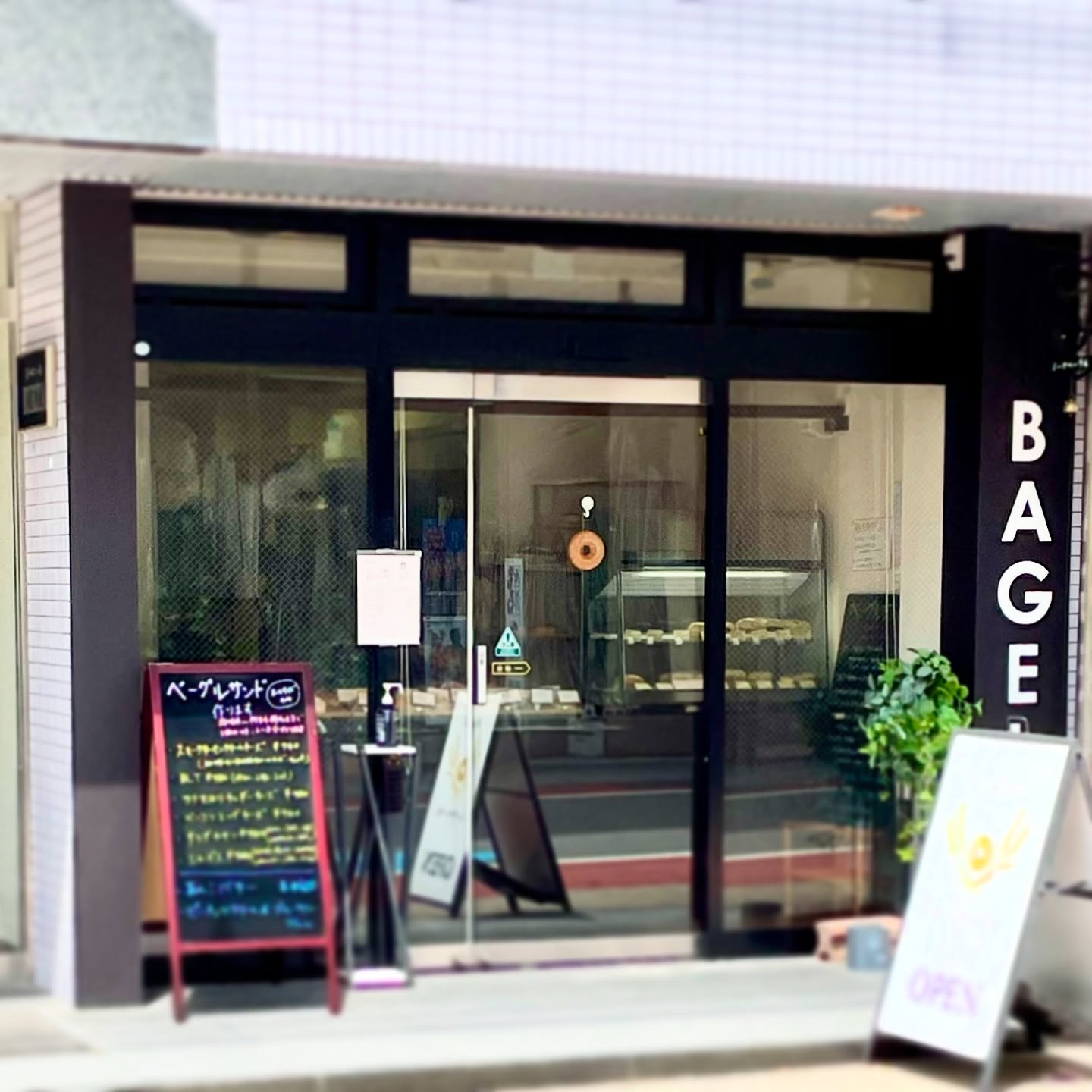 日本の長野県長野市にあるミーヤベーグルさんの店舗外観。モノトーンでスタイリッシュな印象の店舗。