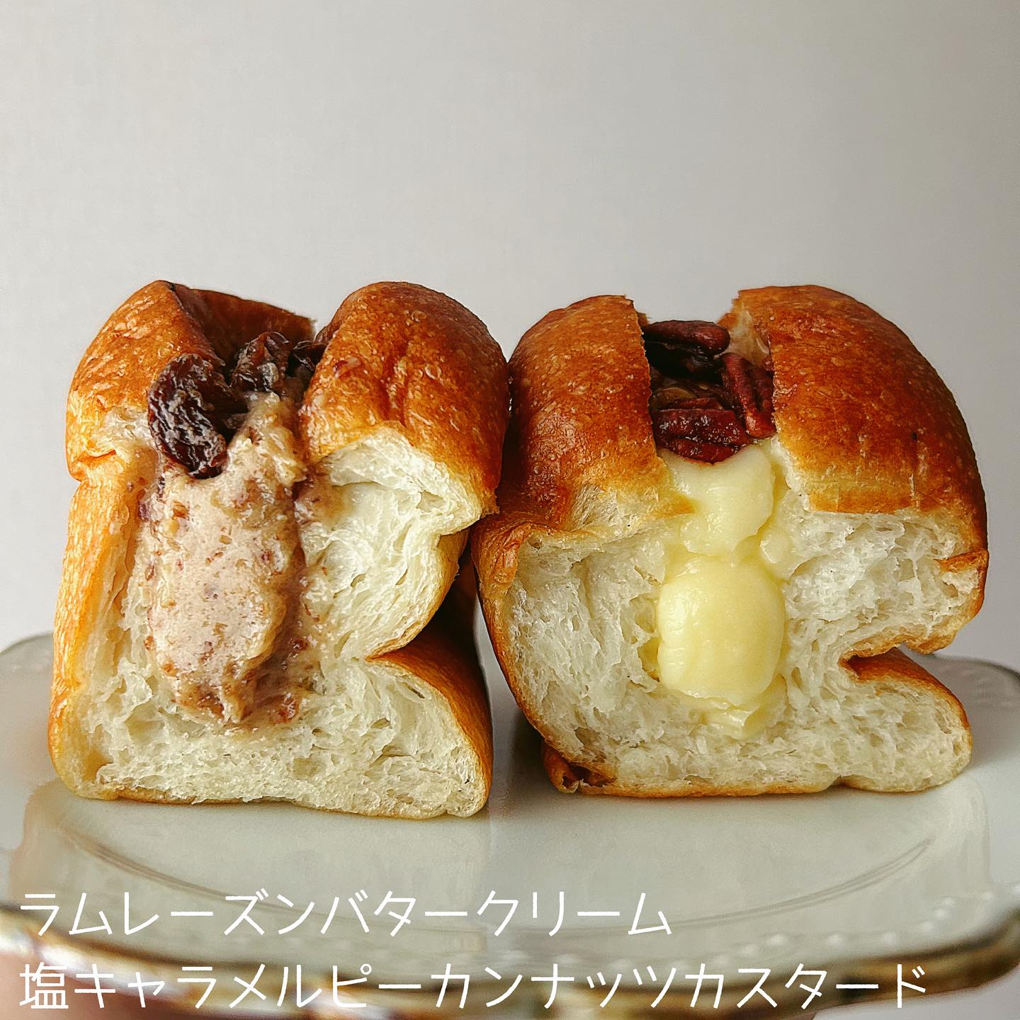 日本の大阪府大阪市にあるKONA MIZU SHIO 堺筋本町のパン。
ラムレーズンバタークリームと、塩キャラメルピーカンナッツ&カスタードクリーム。