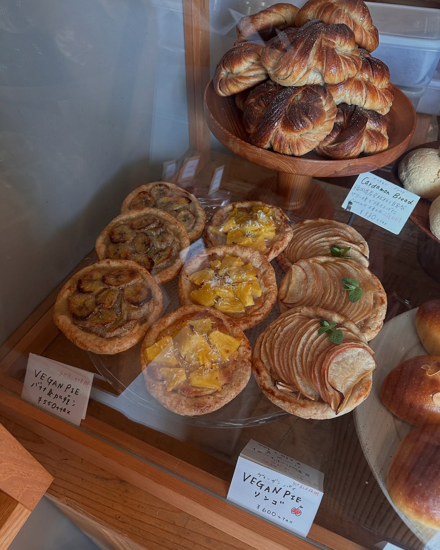 日本の福岡県福岡市にあるパン屋、lomaのパンの写真。