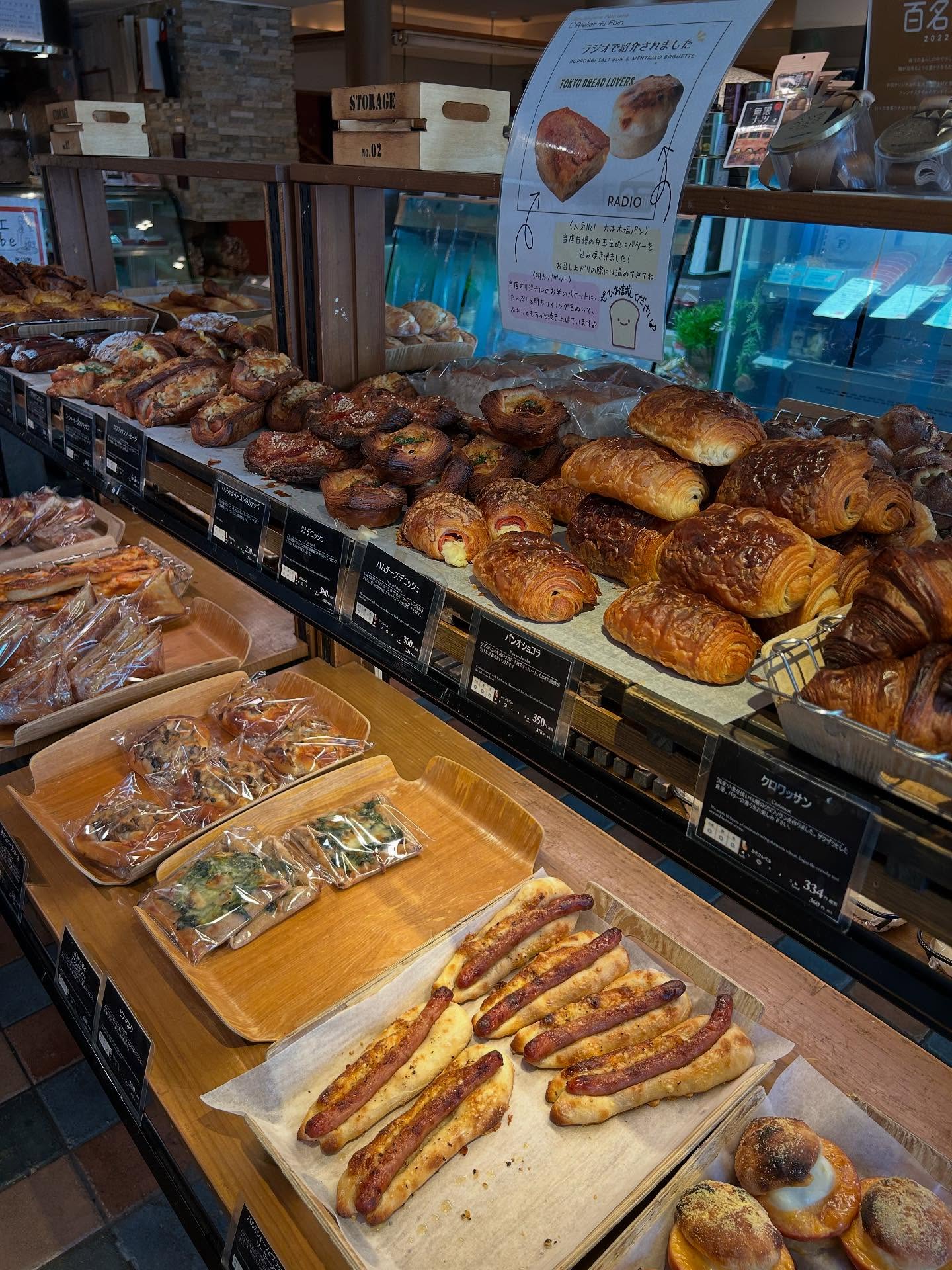 日本の東京都六本木にある、ラトリエ・デュ・パンの店内。