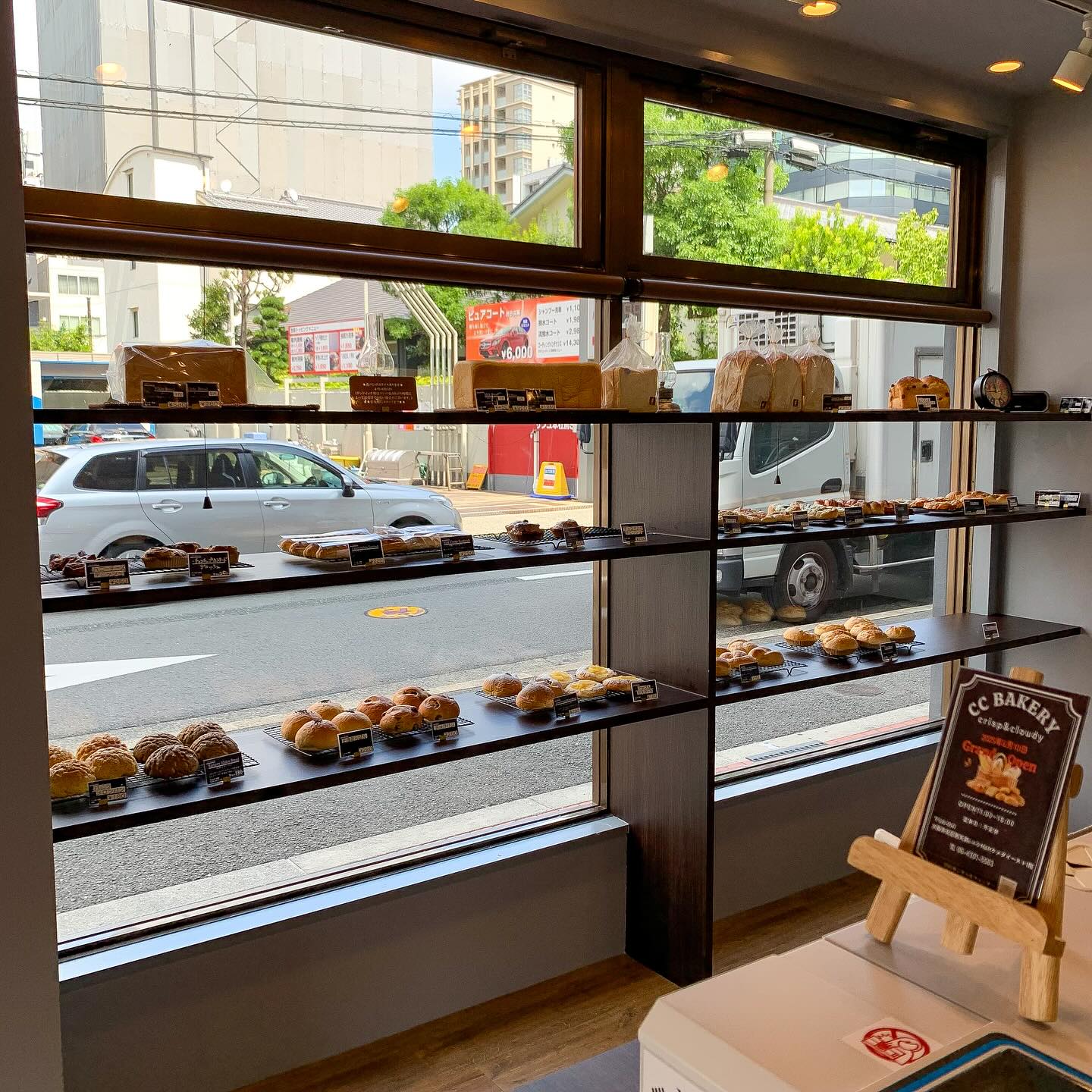 日本の大阪・西天満にあるCC Bakeryの店内写真。