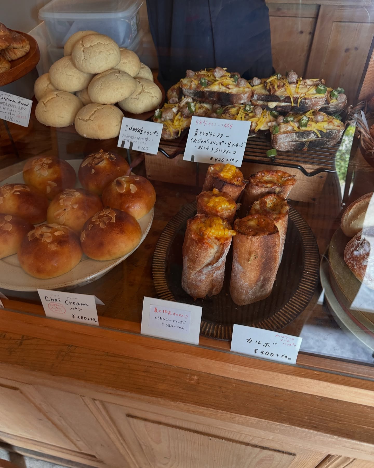 日本の福岡県福岡市にあるパン屋、lomaのパンの写真。