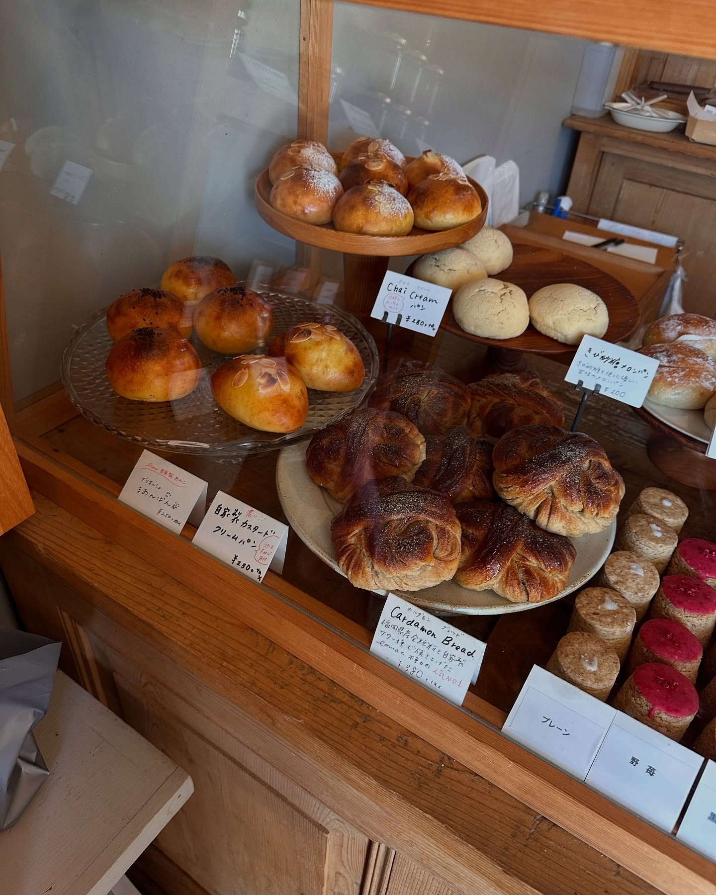 日本の福岡県福岡市にあるパン屋、lomaのパンの写真。