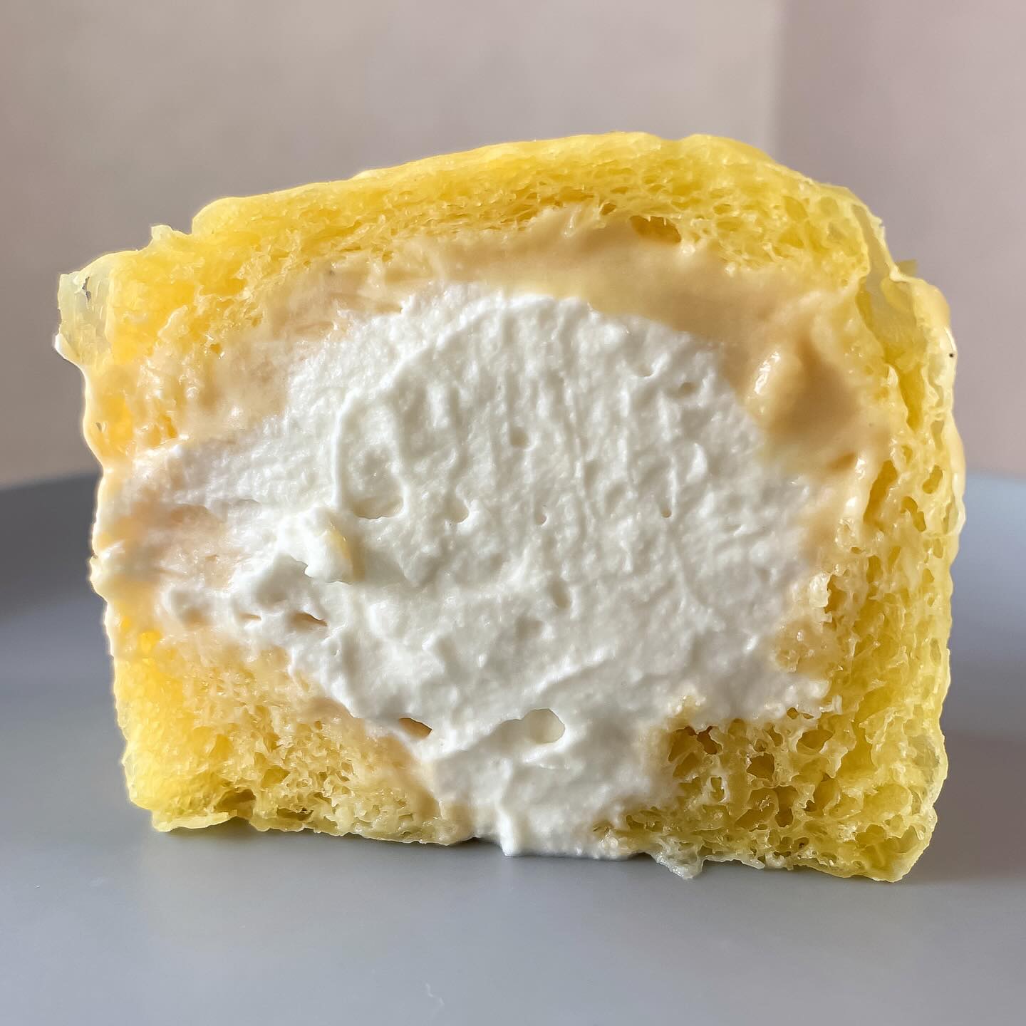 日本の大阪・西天満にあるCC Bakeryのパン。ダブルクリームパンの写真。