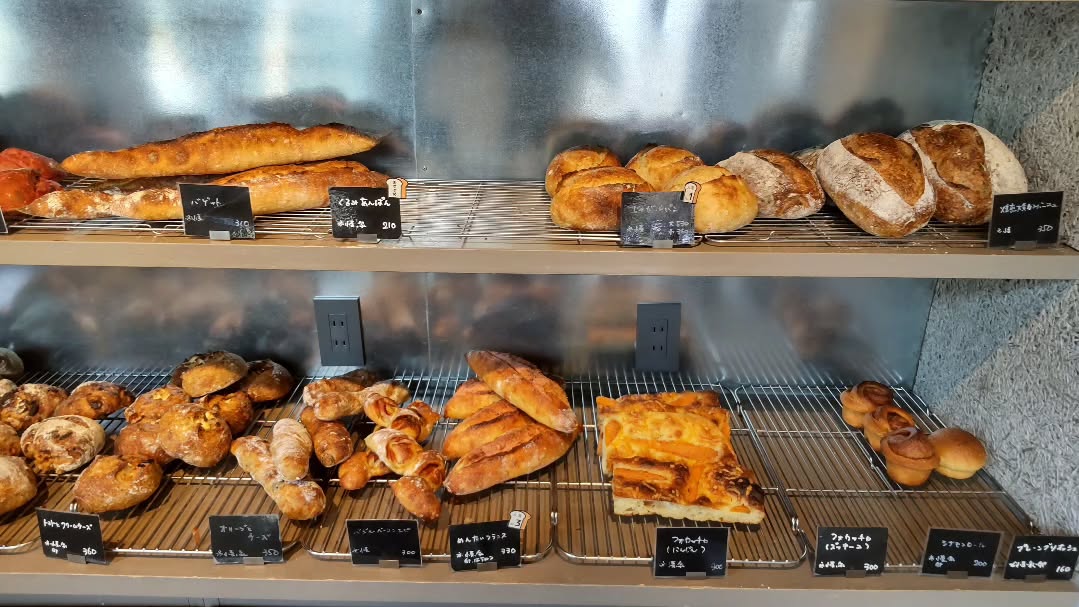 日本の北海道札幌市南区真駒内にあるパン屋、森のパンの店内写真。