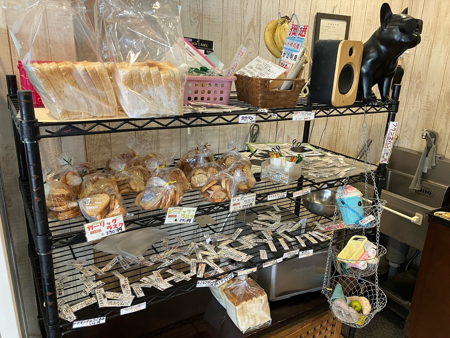 日本の東京都江戸川区大島にあるパン屋、ラウンドベイクハウスさんの店内の写真。