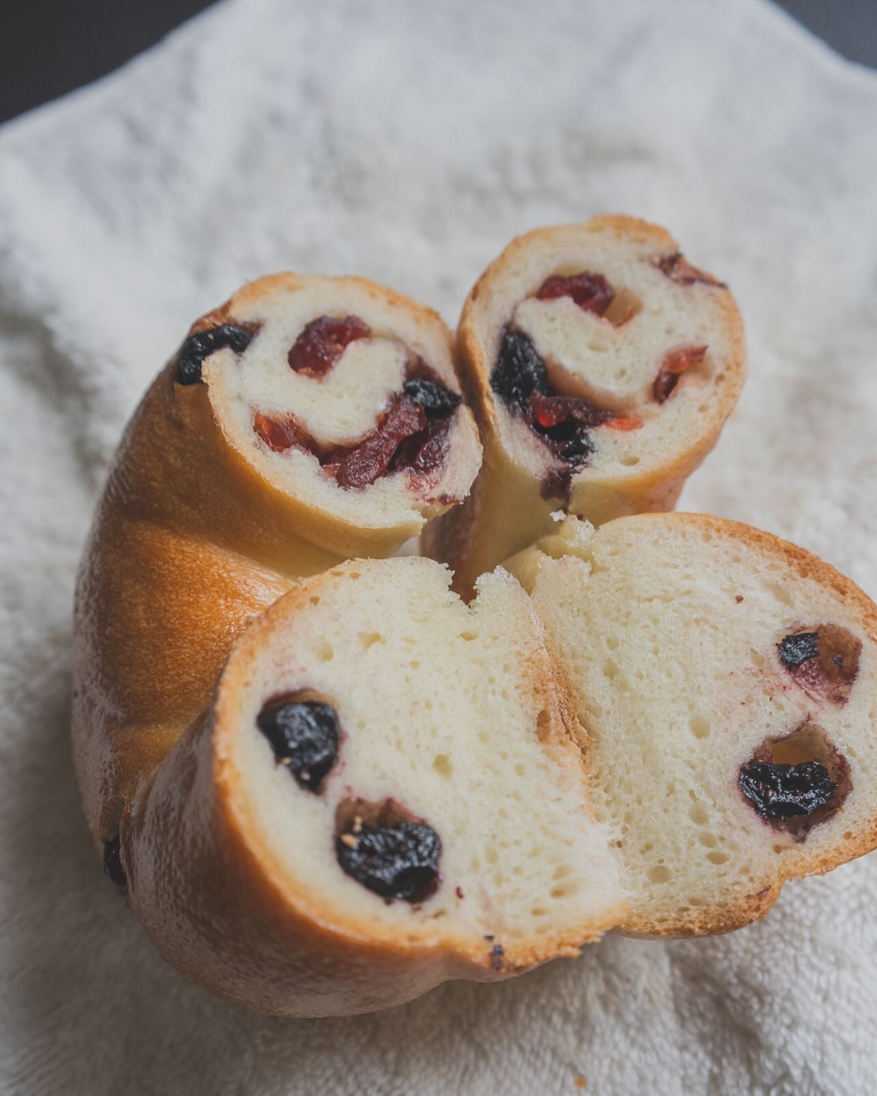 日本の東京都中央区日本橋小伝馬町にあるひふみベーグルさんのベーグル。ブルーベリー&クランベリーのベーグルサンドの断面写真。