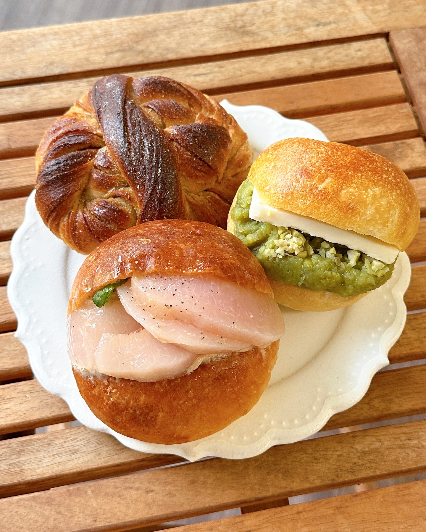 日本の福岡県福岡市にあるパン屋、lomaのパンの写真。