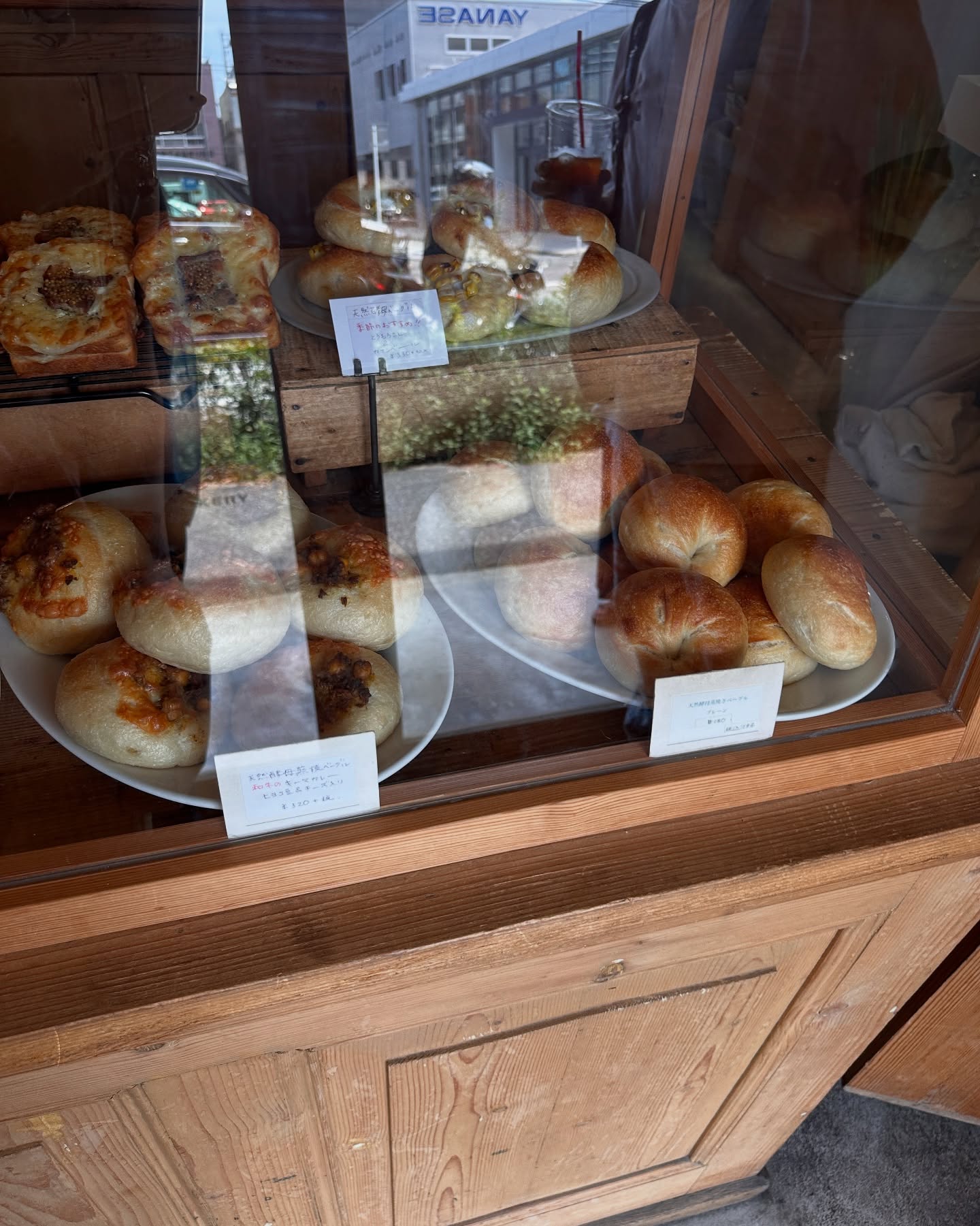 日本の福岡県福岡市にあるパン屋、lomaのパンの写真。