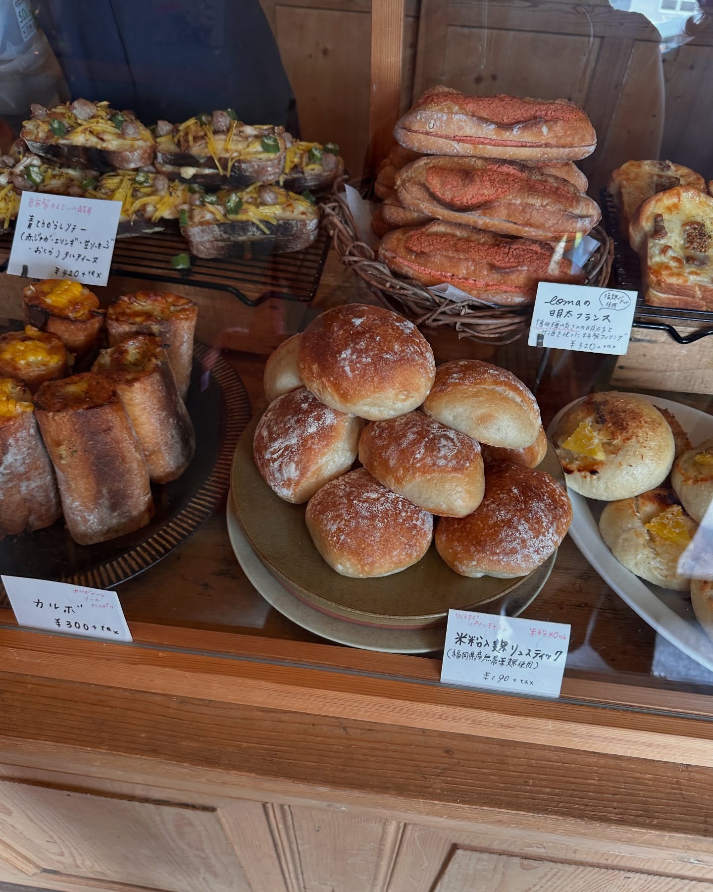 日本の福岡県福岡市にあるパン屋、lomaのパンの写真。