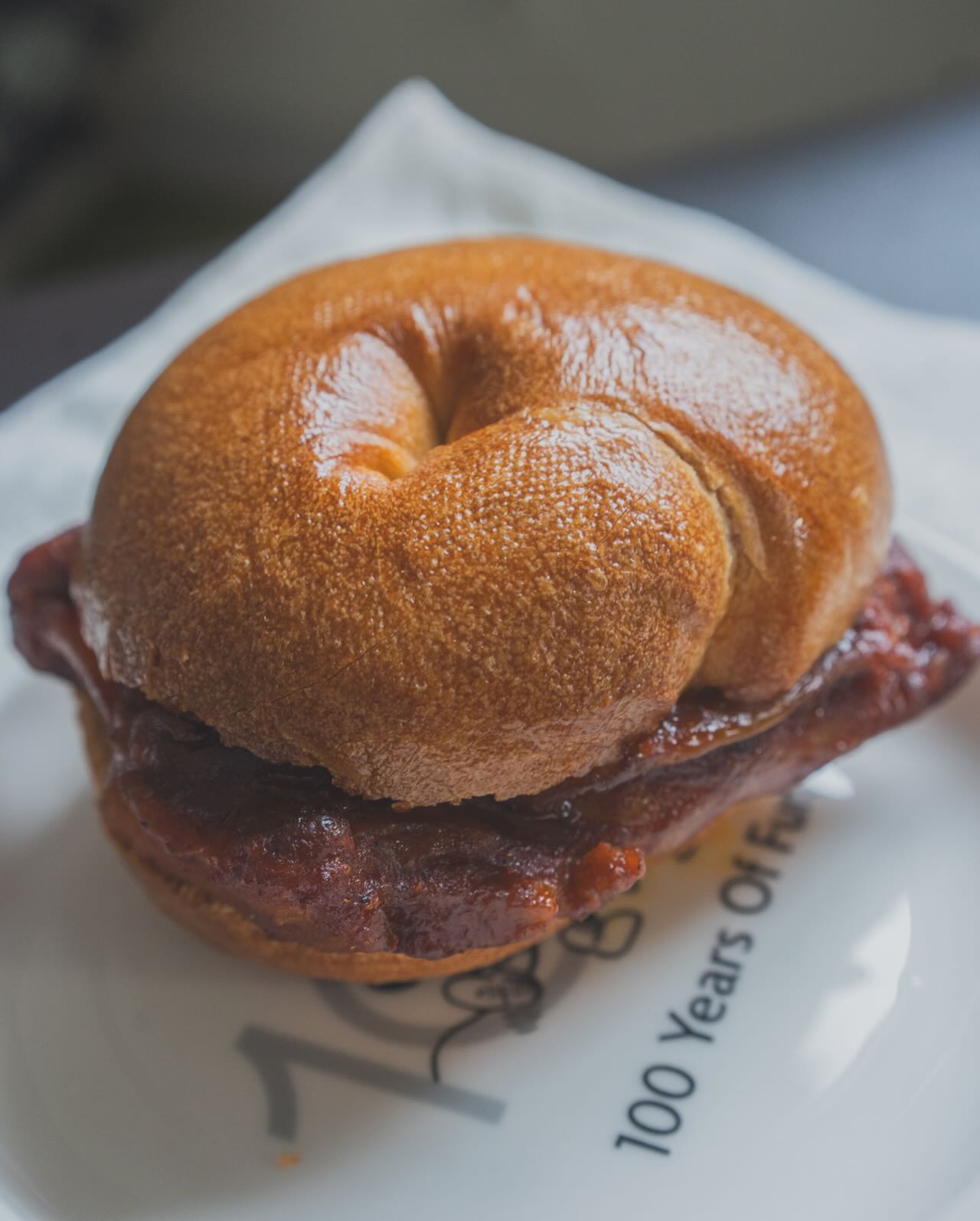 日本の東京都中央区日本橋小伝馬町にあるひふみベーグルさんのベーグル。タンドリーチキンのベーグルサンドの写真。