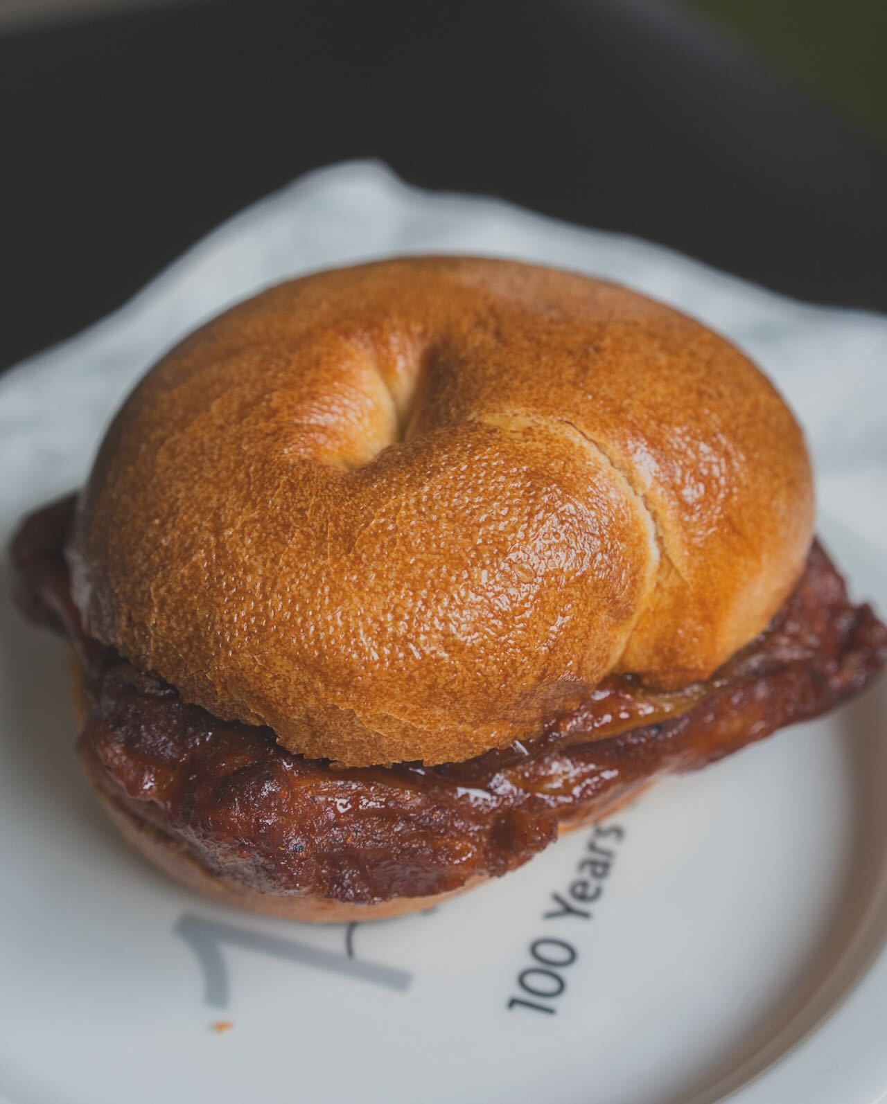 日本の東京都中央区日本橋小伝馬町にあるひふみベーグルさんのベーグル。タンドリーチキンのベーグルサンドの写真。