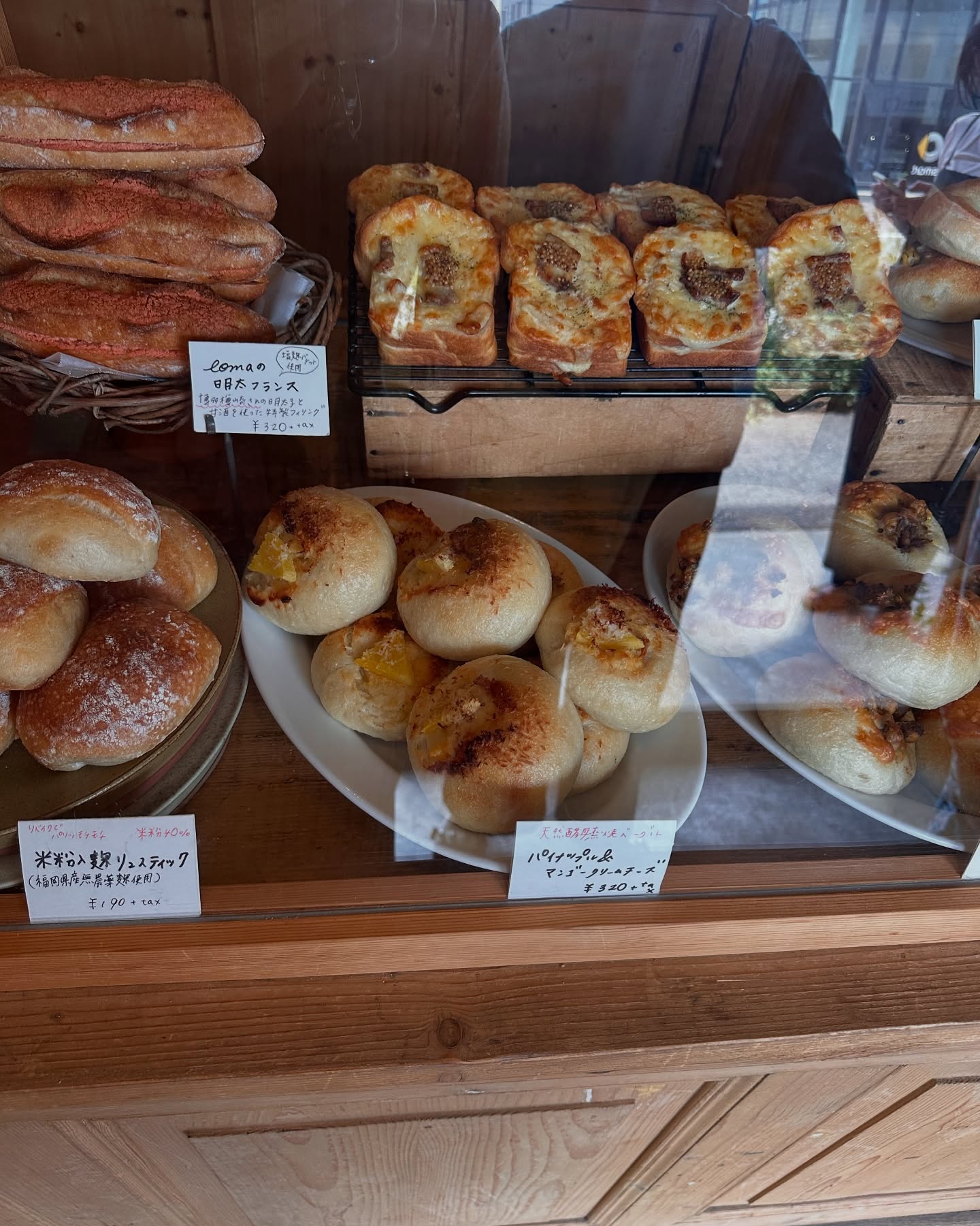 日本の福岡県福岡市にあるパン屋、lomaのパンの写真。