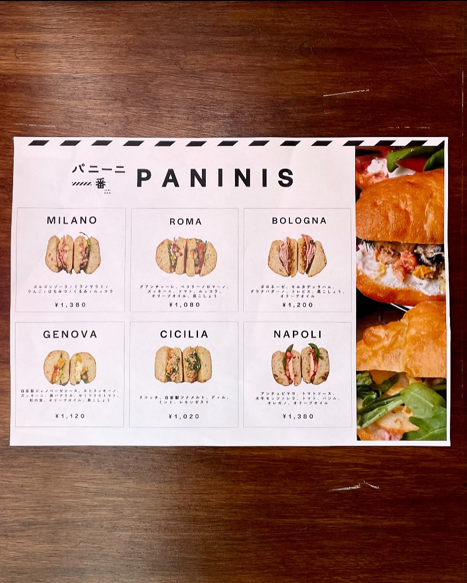 日本の東京都渋谷区千駄ケ谷にあるパニーニ一番のメニューの写真。MILANO、ROMA、BOLOGNA、GENOVA、CICILIA、NAPOLIと都市名のついたパニーニが6種類。