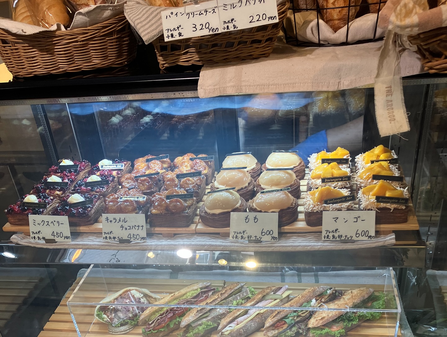 日本の志村坂上のベーカリー ブーランジェリースーの店内写真。ショーケースにケーキが並んでいる。