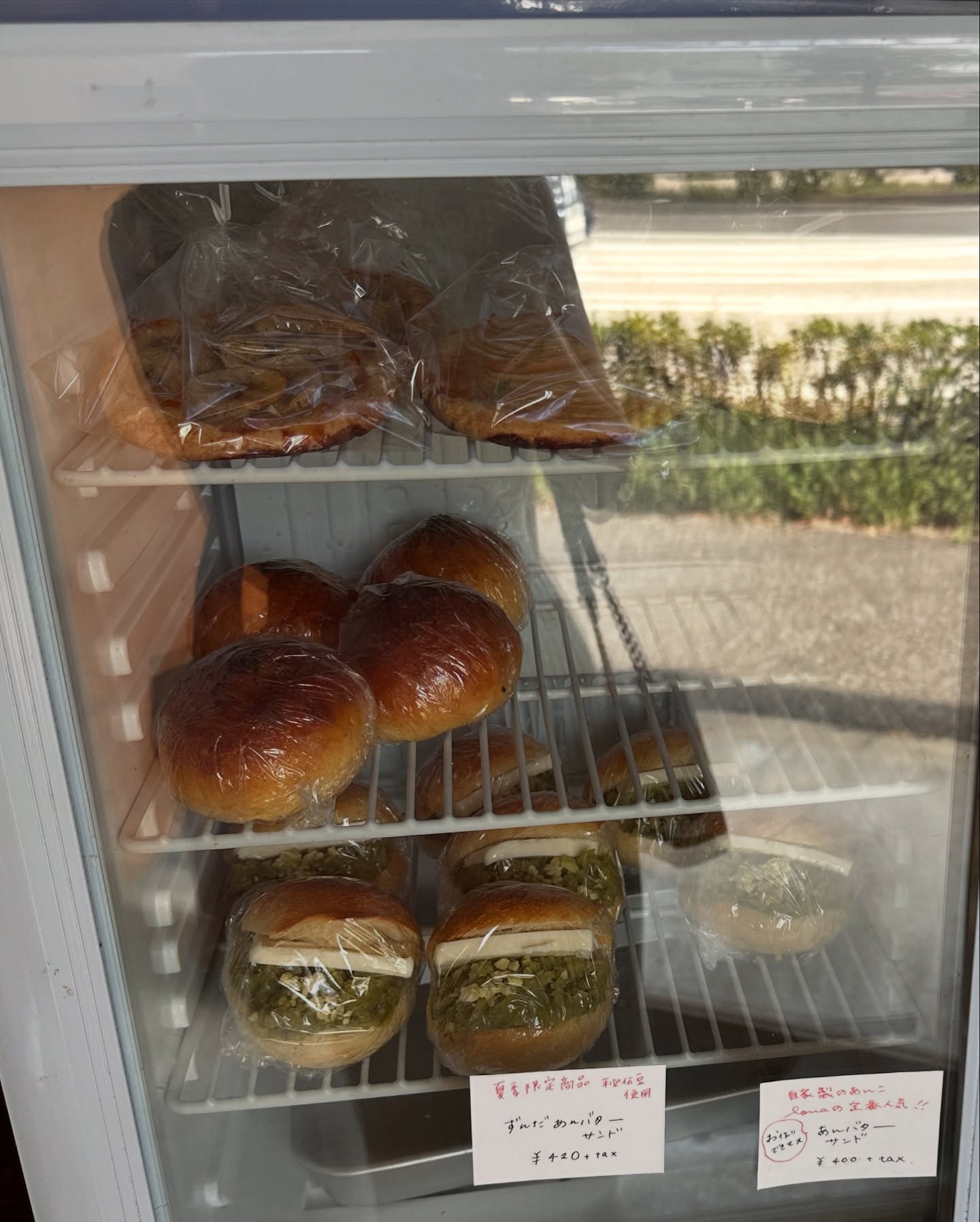 日本の福岡県福岡市にあるパン屋、lomaのパンの写真。