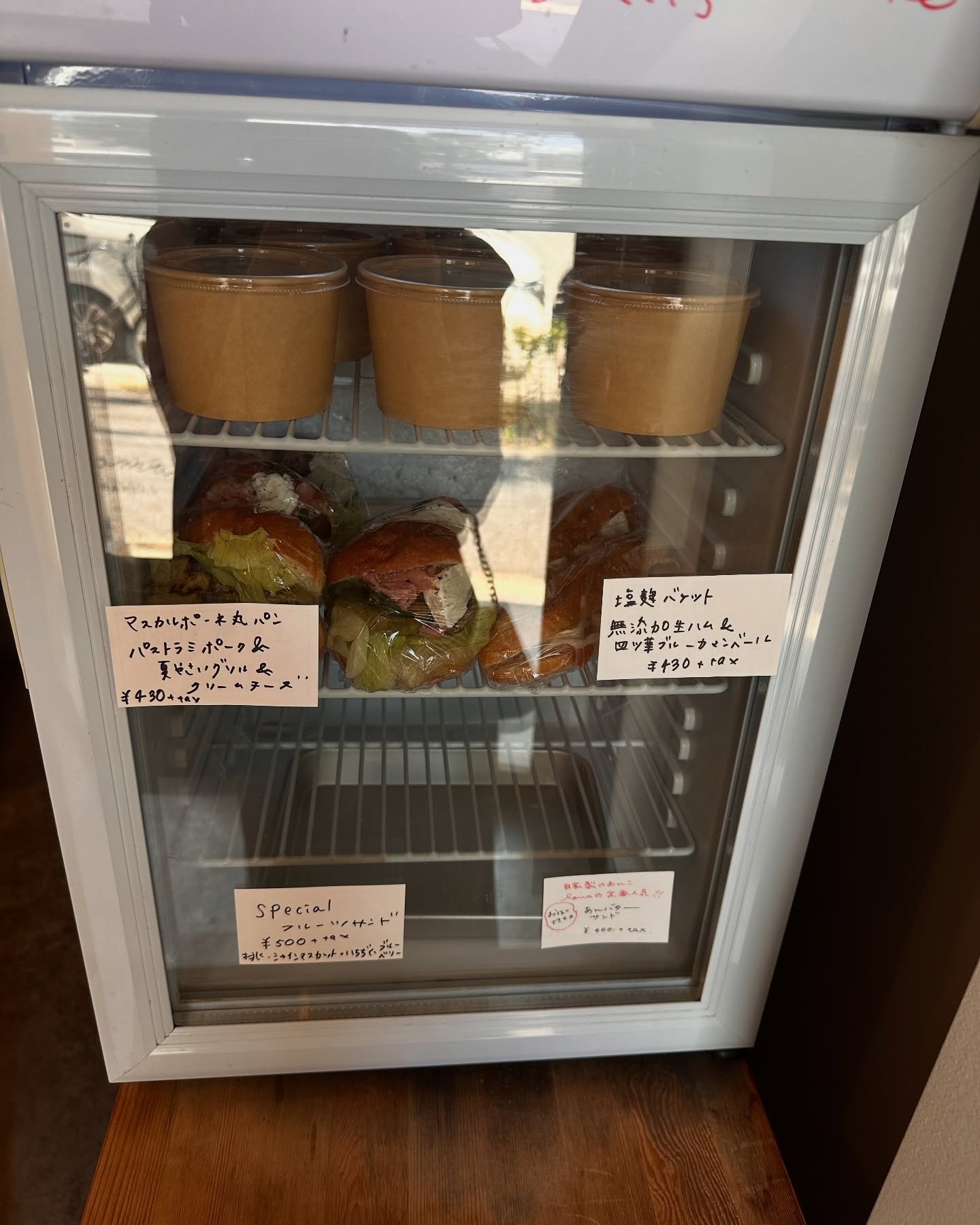 日本の福岡県福岡市にあるパン屋、lomaのパンの写真。