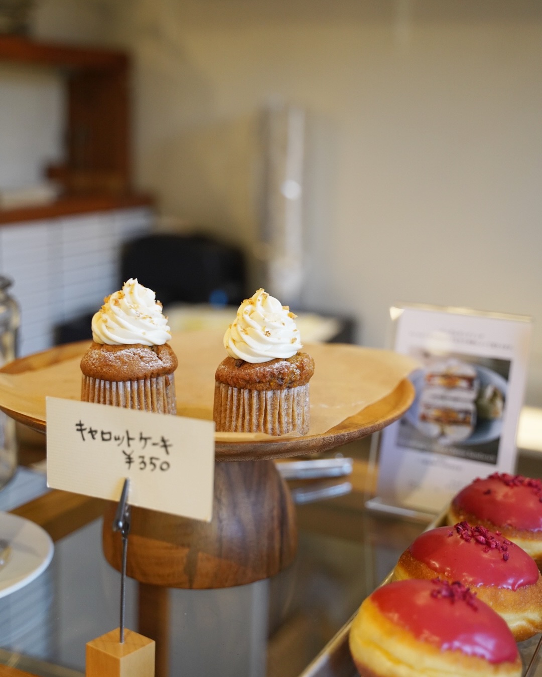 日本の長野県松本市神田にあるMichishitaさんの店内。キャロットケーキが陳列されている。