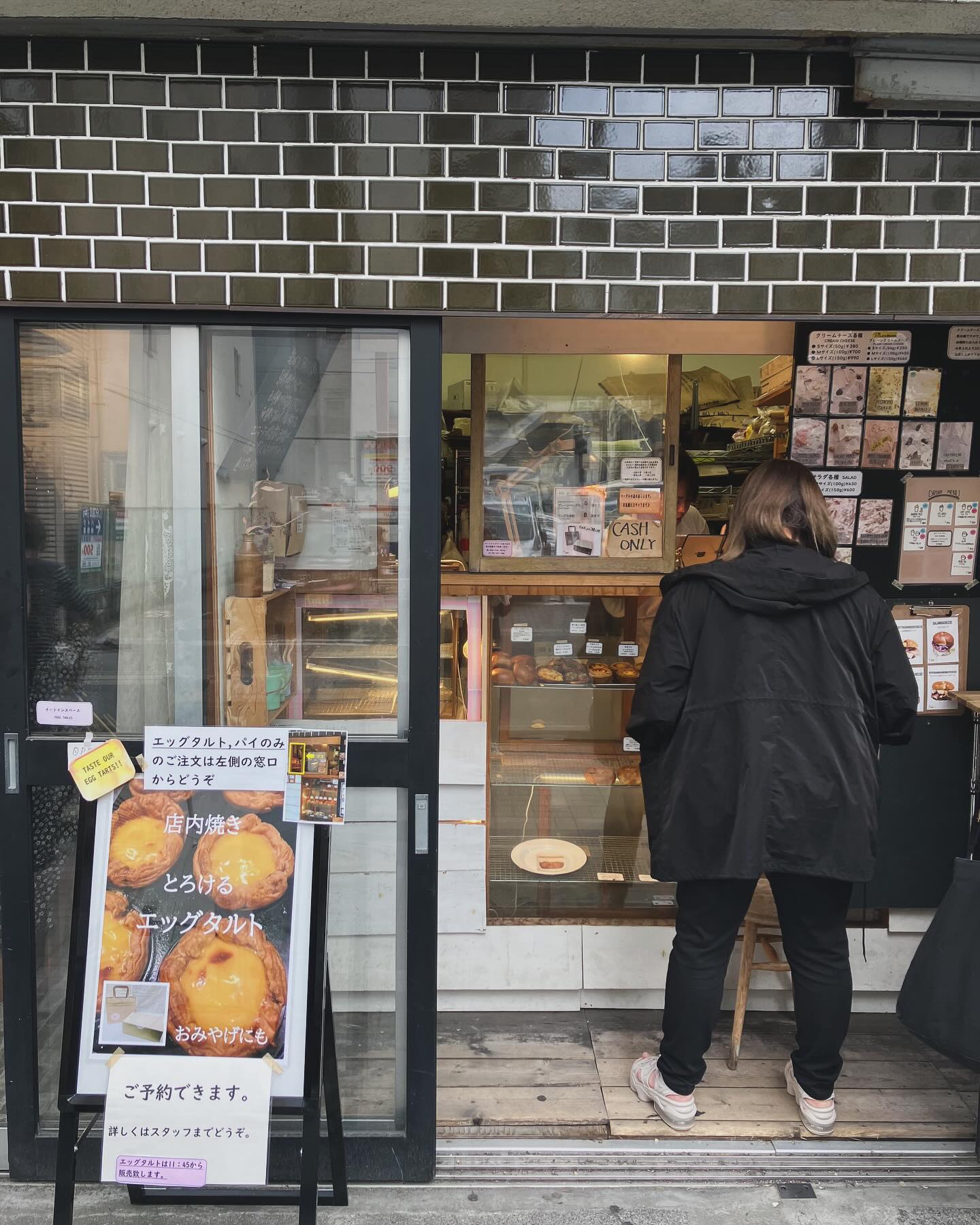 日本の東京都中央区日本橋小伝馬町にあるひふみベーグルさんの店舗外観。